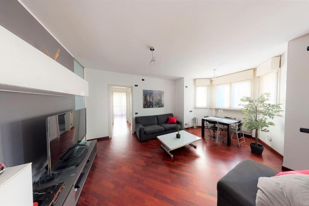 Apartment+Garage Near Novegro Exhibition/Linate Segrate Buitenkant foto